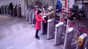 Хулиган пытался проскочить зайцем в метро и плеснул кипяток в лицо женщине