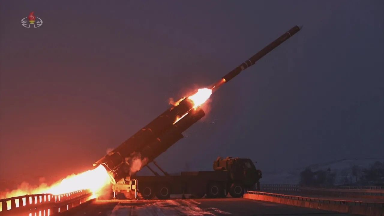 Ким Чен Ын руководит запуском стратегических крылатых ракет большой дальности смотреть онлайн