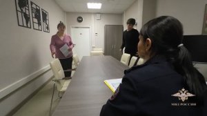 Полицейские вручили гражданке Казахстана и ее сыну свидетельство о предоставлении временного убежища