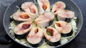 ПОТРЯСАЮЩЕ вкусно! Скумбрия на луковой подушке. Это рецепт из серии чем проще, тем вкуснее!
