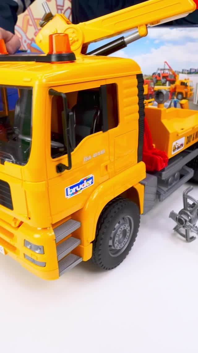 Игрушки для мальчиков. 🚧Эвакуатор от Bruder устраняет хаос на дороге. Увлекательные игры для детей смотреть онлайн