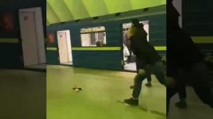 👊Молодой парнишка зарубился против двоих выпивших футбольных хулиганов!