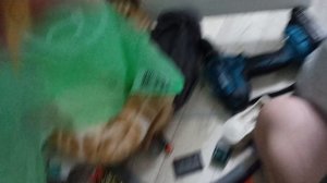 я выкидываю все барахло из шкафа!