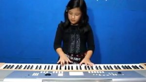 Маленькая талантливая певица