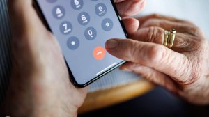 Психолог призвал не пытаться «переиграть» мошенников