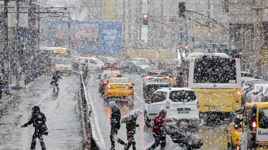 Мощный снегопад со штормом накрыл Турцию