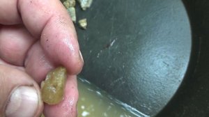 Самородное Золото возле валунов в реке!