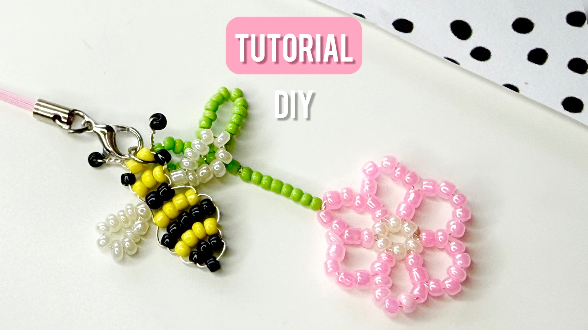 Как сделать брелок для телефона из бисера в виде пчелки и цветочка 🌸🐝 | Пошаговая инструкция смотреть онлайн