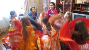 УЧИМ ЦЫГАНСКИЙ ТАНЕЦ ! РУССКИЕ ДЕВОЧКИ ШКОЛЫ  МЧС  НОМЕР 3 ! 2015 г