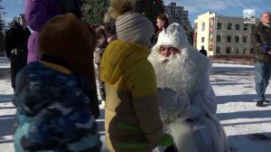 Подарки к Новому году от «Молодой гвардии» раздавали юным жителям Черкесска в центре города