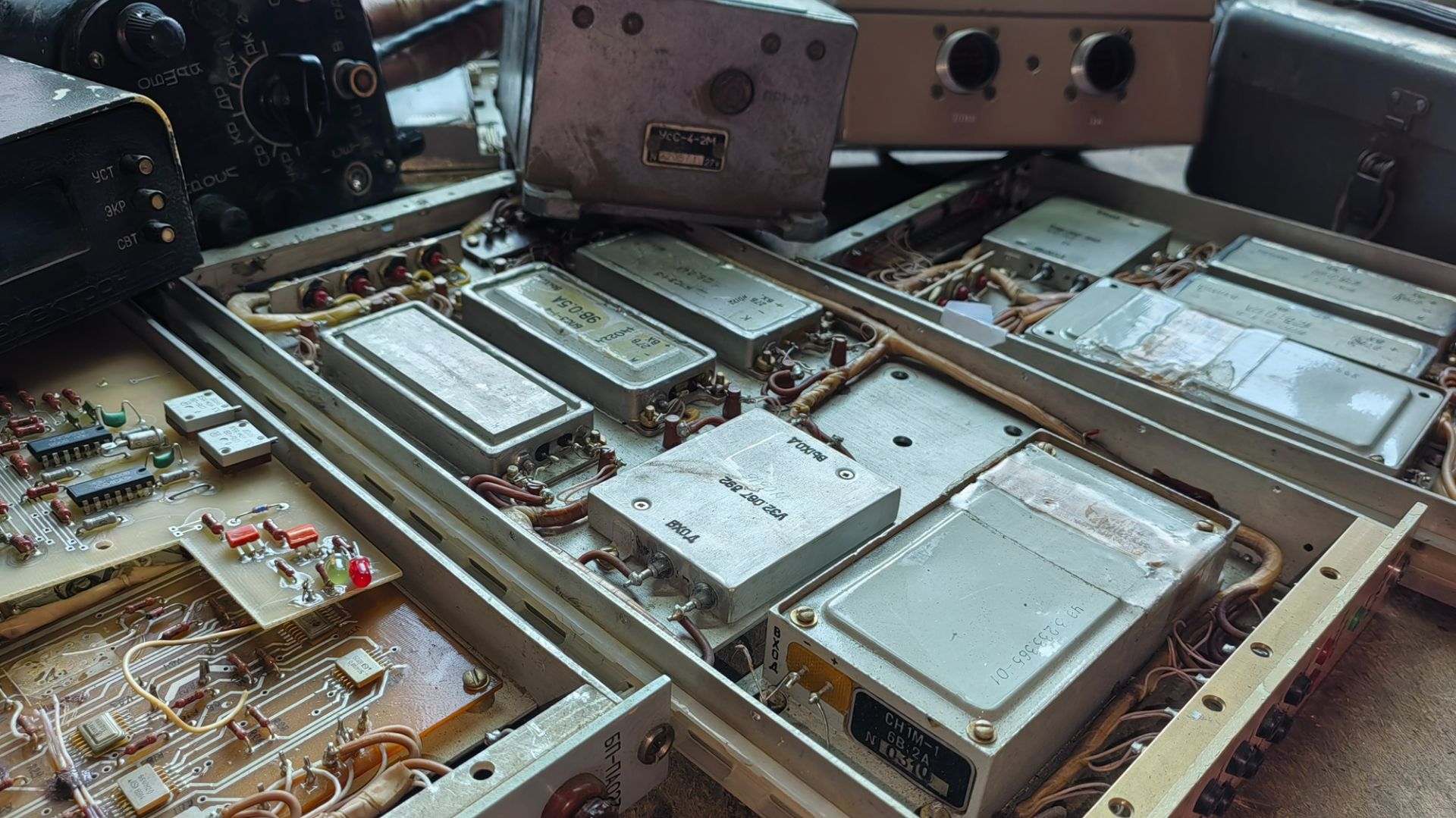 Разбор приборов и блоков от подписчика. Приборы, радиодетали, золото, палладий, платина, серебро. смотреть онлайн