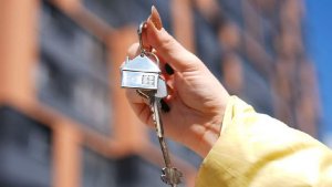 Ключи от квартиры по московской программе реновации получил 250-тысячный житель