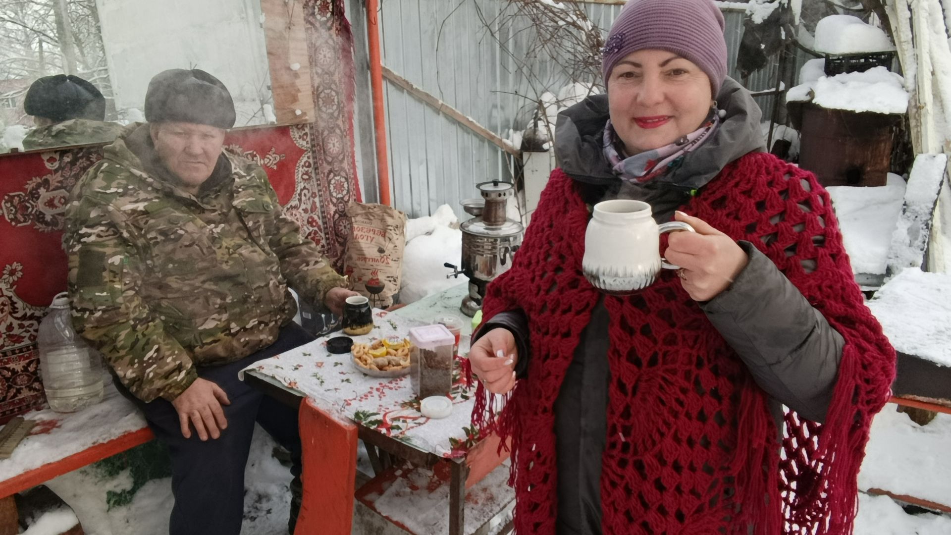 ЗИМНЕЕ ПОСИДЕЛКИ С САМОВАРОМ, СОЛЮ РЫБКУ смотреть онлайн