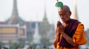 Буддийский монах потерял ногу во время похода ради мира и любви