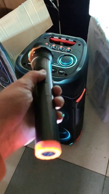 Колонка JBL Partybox 320 тише и без микрофонов , а тут 2 Качественных микрофона и мощный звук стерео смотреть онлайн