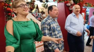 28 декабря.А музыка играет громко....