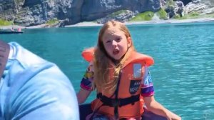 Настя и папа играют в детской комнате