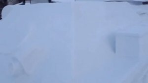 Внук с дедом построили из снега Т-34 в селе Константиновка Амурской области..mp4