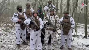 Военнослужащие группировок войск поздравляют с наступающим Новым годом