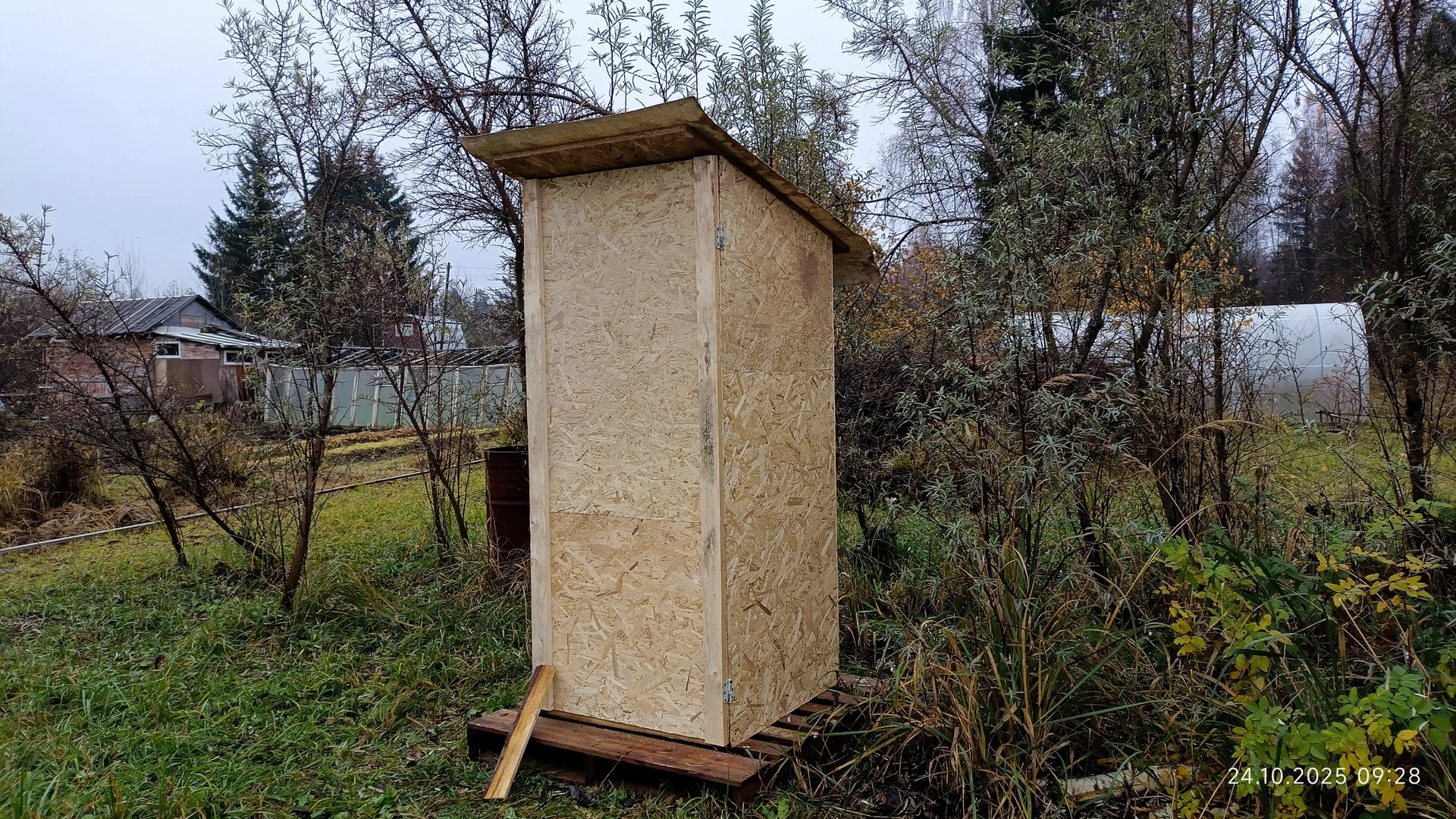 доделал туалет из двух листов ОСП, уличный сортир за 1200 рублей. самый простой вариант смотреть онлайн