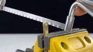 Обмотайте неисправную светодиодную лампочку изолентой и почините все светодиодные светильники