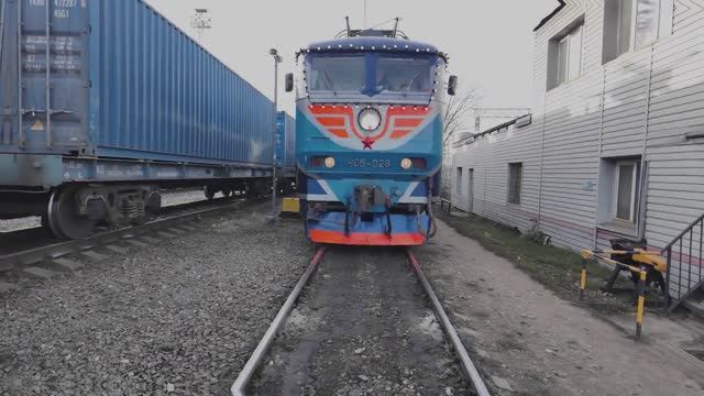 ЧС8 с поездом Деда Мороза смотреть онлайн