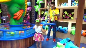 развлекается на аттракционах с любимой куклой