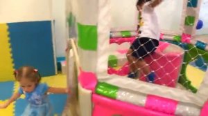 путешествует в волшебной игровой палатке