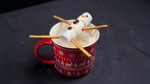 Новогодний снеговик за 1 минуту — самый простой декор для стола ⛄️☕