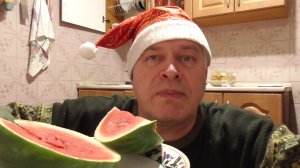 Геннадий Горин кушает мини-арбуз