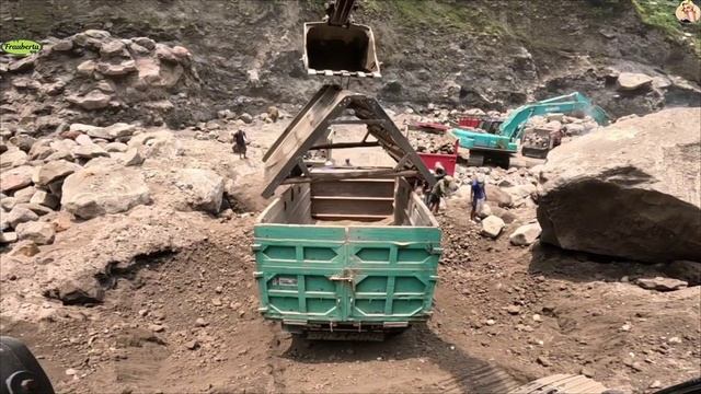 Строительство, экскаватор копает песок смотреть онлайн