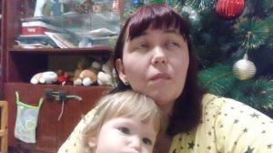 31-12-2025 Мы с дочей под ёлочкой ,смотрим телевизор.