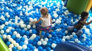 Детская площадка с героями мультика Пороро - Видео для детей