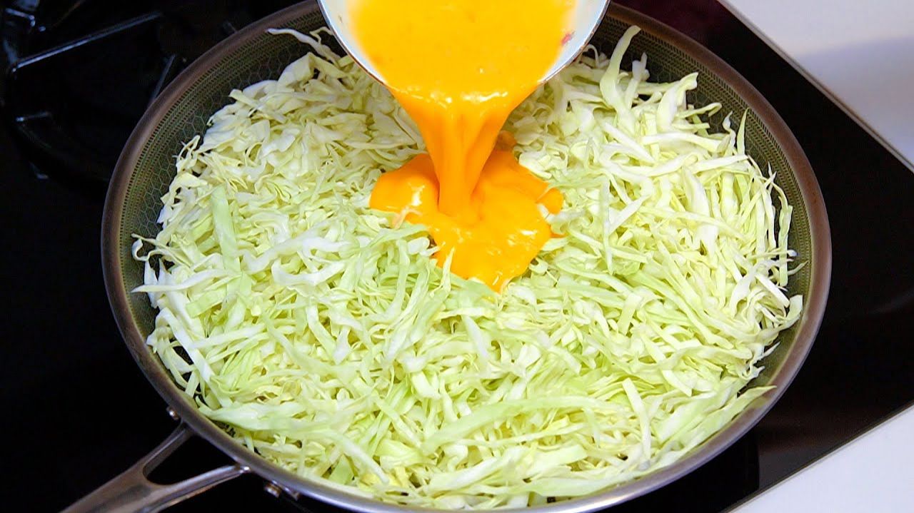 Капуста с яйцами вкуснее мяса! Простой, быстрый и очень вкусный рецепт ужина! смотреть онлайн