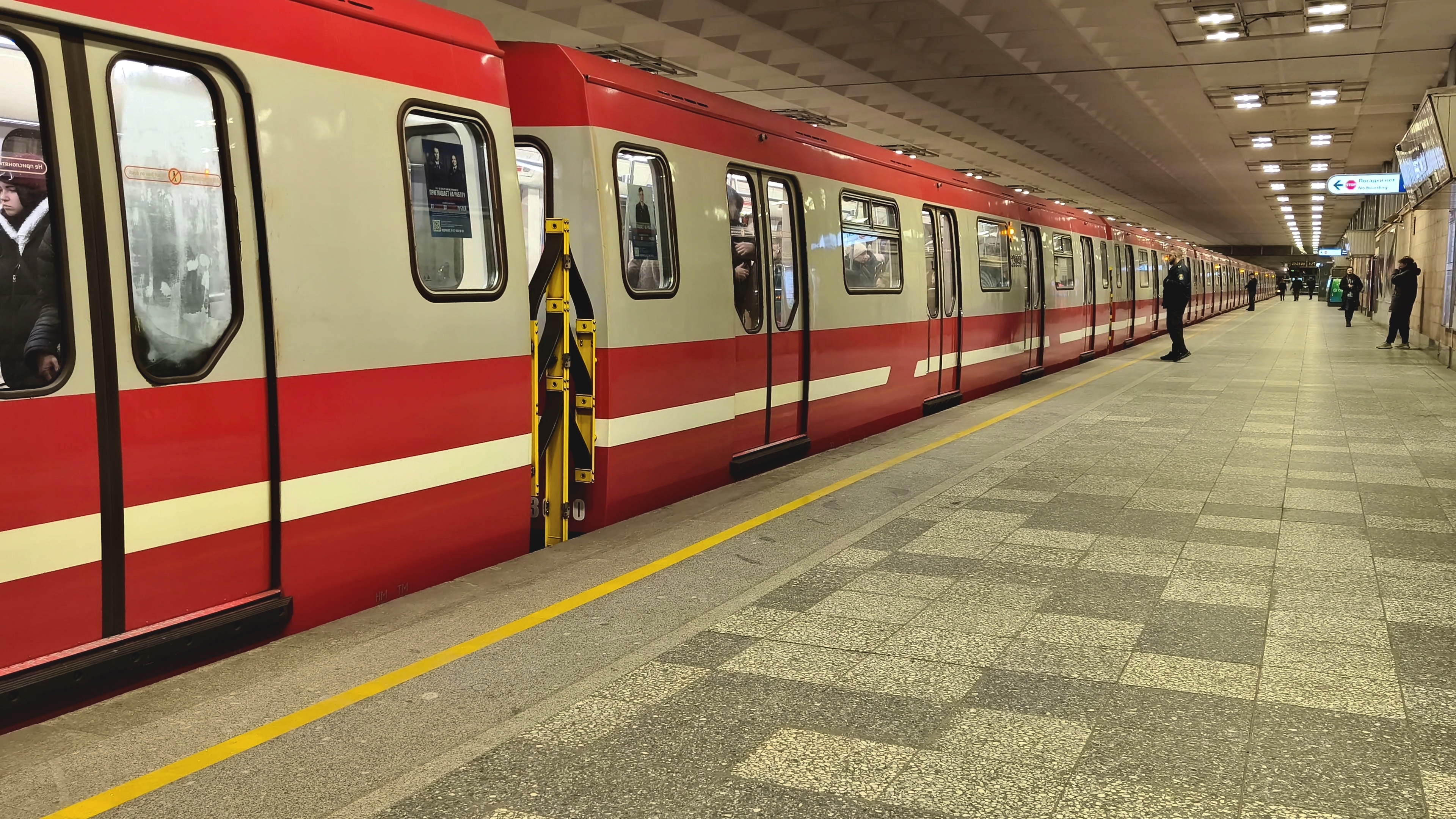 Петербургский метрополитен. Станция Девяткино, движение поездов. смотреть онлайн