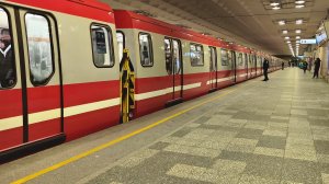 Петербургский метрополитен. Станция Девяткино, движение поездов.