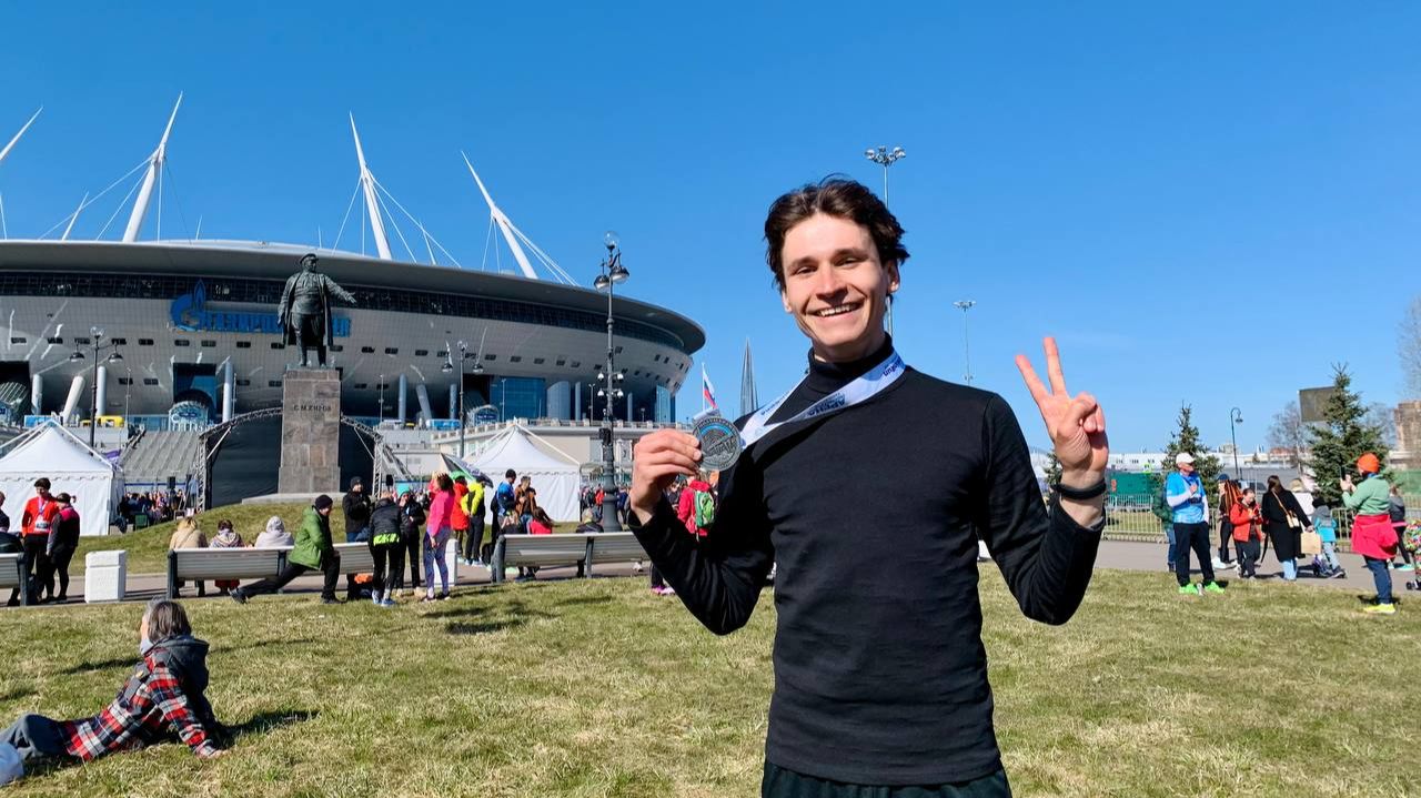 俄罗斯男子以1小时13分45秒的成绩跑完圣彼得堡半程马拉松 || 继续前进 || 祝我的朋友们一切顺利 :) смотреть онлайн