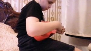 играю на укулеле сочиняя на ходу