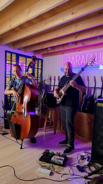 А это самое первое, тестовое выступление "Максимов/Сокулер project" в Гитарном Клубе, где мы вдвоём смотреть онлайн