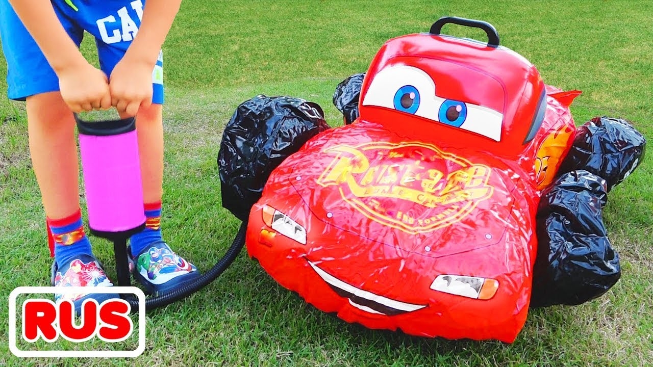 Влад играет со сломанными игрушечными машинками. смотреть онлайн