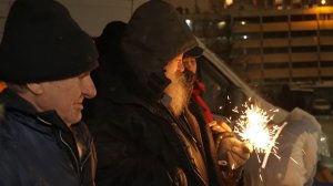 Новогодний обед и подарки: волонтеры позаботились о бездомных в Москве