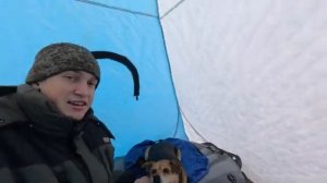 БУРЯ НА ЛЬДУ! РЫБАЛКА НА ЖЕРЛИЦЫ С СОБАКОЙ ВО ВРЕМЯ МЕТЕЛИ. Разведка новых рыбных мест.
