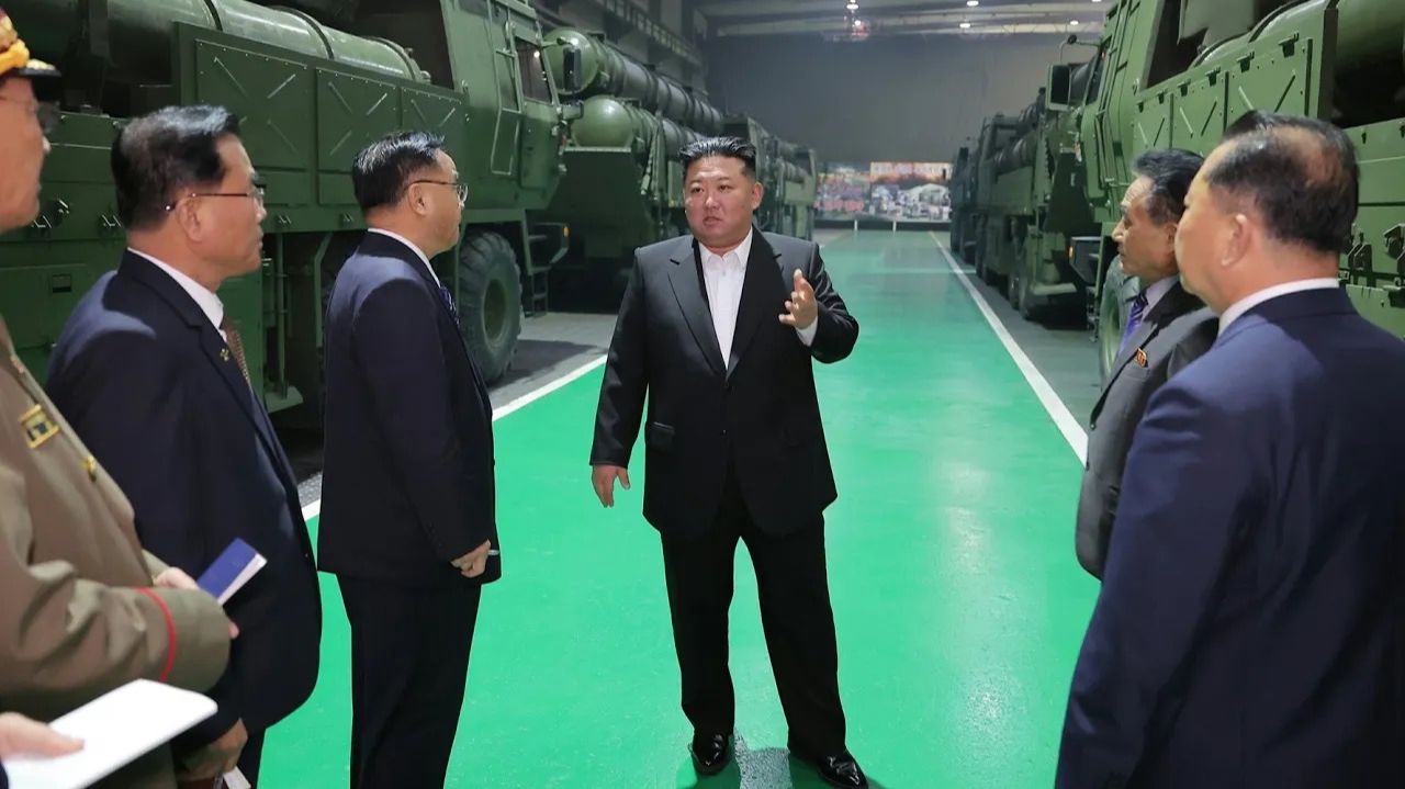 Ким Чен Ын дает указания на месте событий в крупном предприятии по производству боеприпасов смотреть онлайн