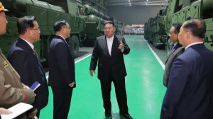 Ким Чен Ын дает указания на месте событий в крупном предприятии по производству боеприпасов