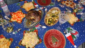 Стол накрыли, начинаем праздновать!