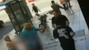 👊Неравнодушный прохожий вступился за деда, прописав с разбега в бубен нападавшему.