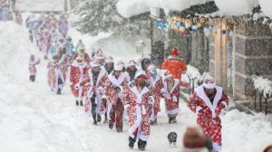 Новогодний забег в Сочи собрал более 100 Дедов Морозов и Снегурочек