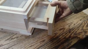 Улей нуклеус  на 6  минирамок Дадан с высоким сетчатым дном и двускатной крышей.