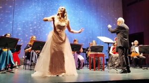 Ольга Терентьева исполняет куплеты Адели Штрауса. Оркестр «Мастера России». Дирижёр — Валерий Петров