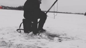 Первая зимняя рыбалка 2025-26🎣Лед 7см. Ловля плотвы на поплавок и окуня на мормышки.